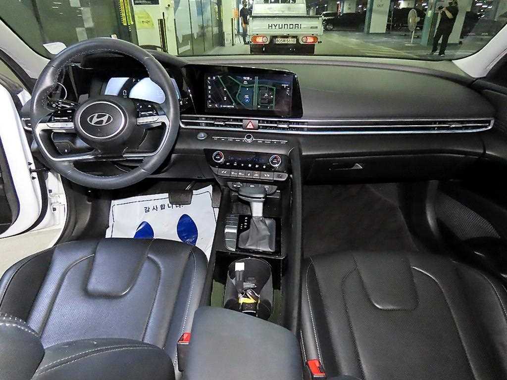 HYUNDAI Avante - Vista 10