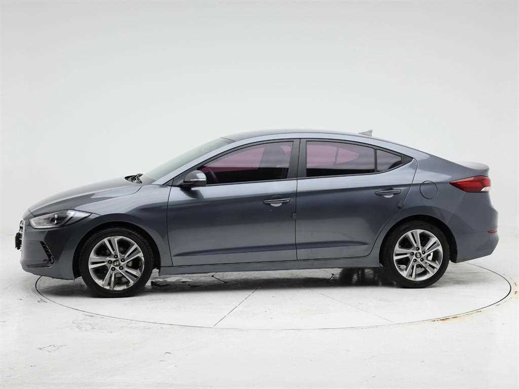 HYUNDAI Avante - Vista 3