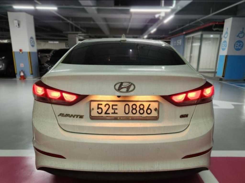 HYUNDAI Avante - Vista 2