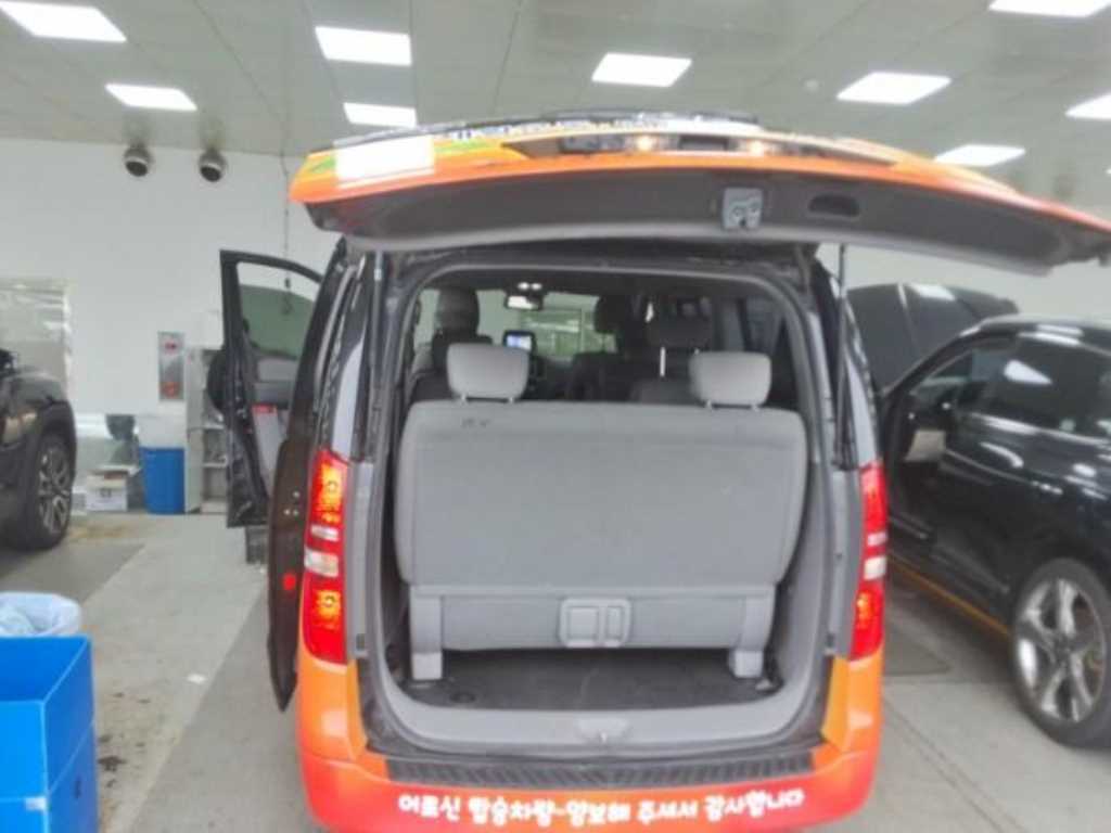 HYUNDAI Starex - Vista 11
