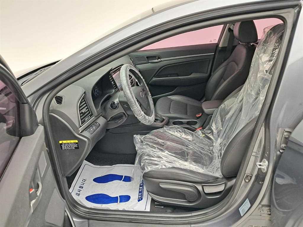 HYUNDAI Avante - Vista 10