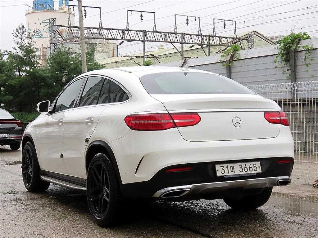 Mercedes Benz GLE Class - Vista 3