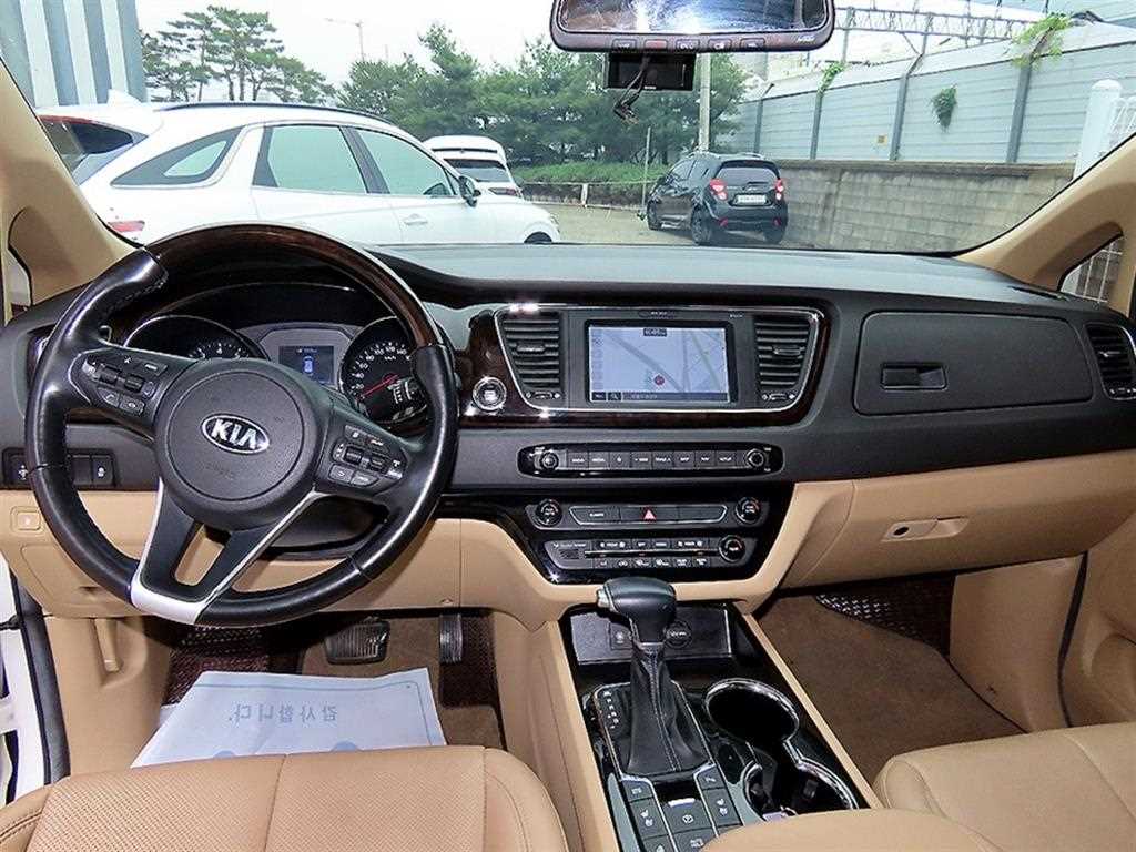 KIA Carnival - Vista 8