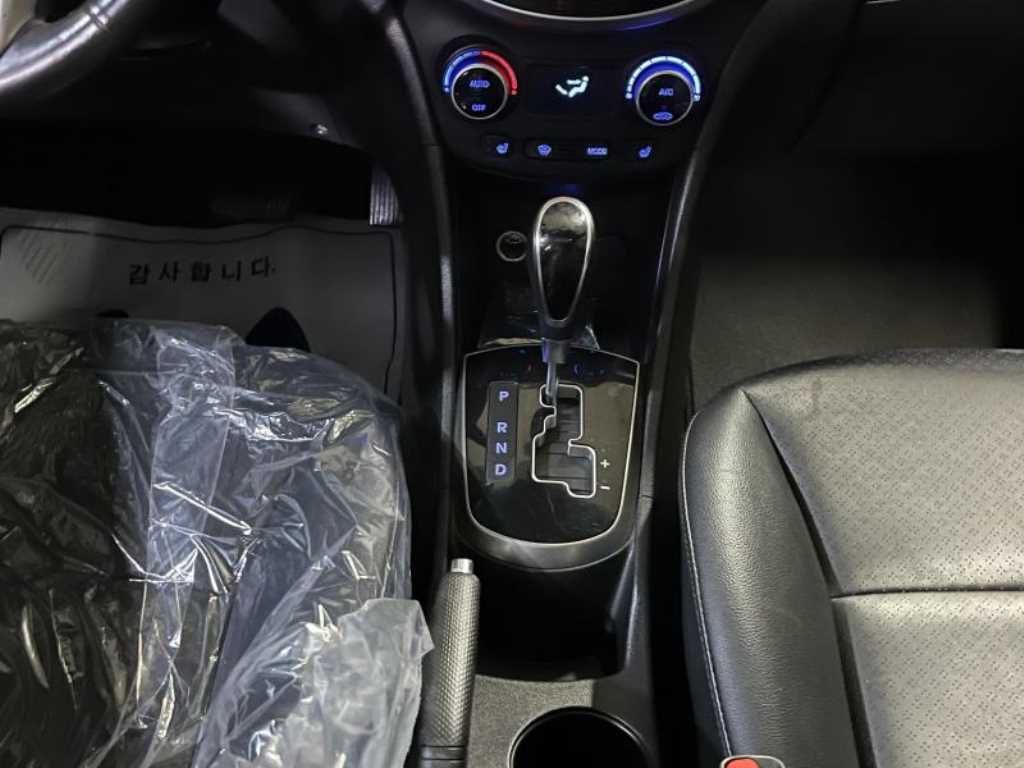 HYUNDAI Accent - Vista 9