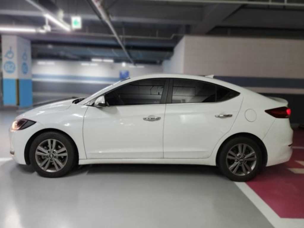 HYUNDAI Avante - Vista 3