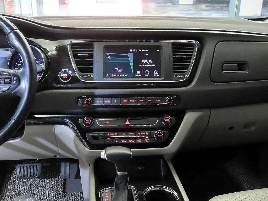 KIA Carnival - Vista 12