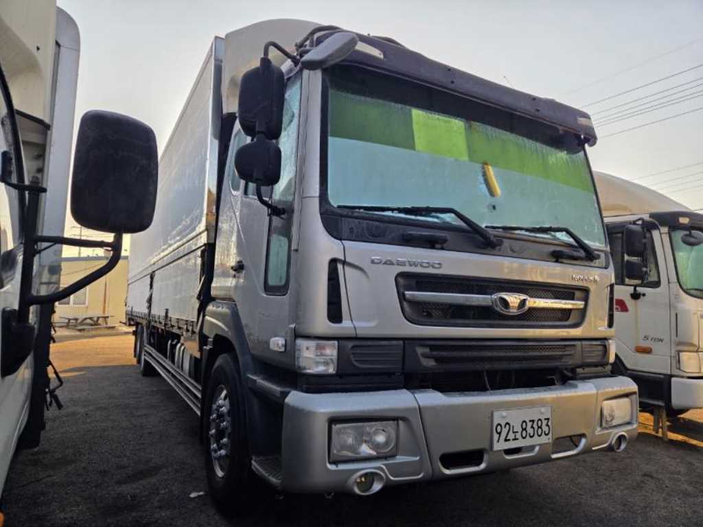 medium and large cargo truck - Vista 3