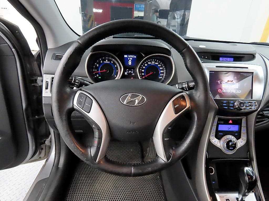 HYUNDAI Avante - Vista 9