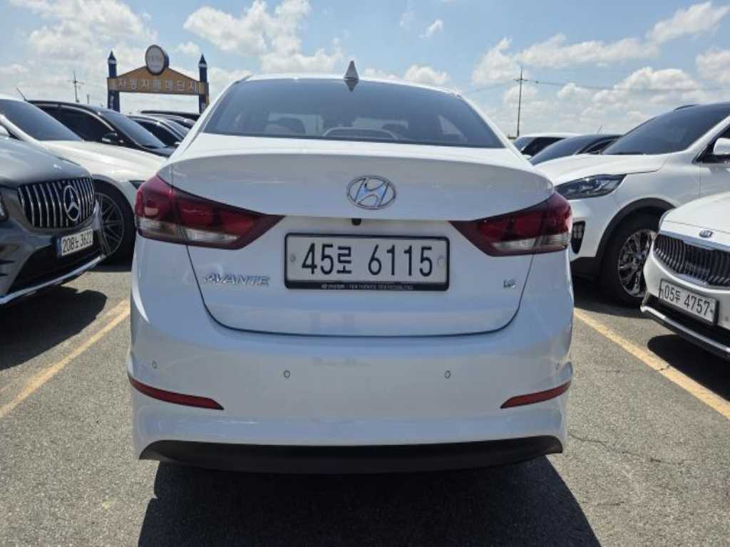 HYUNDAI Avante - Vista 2