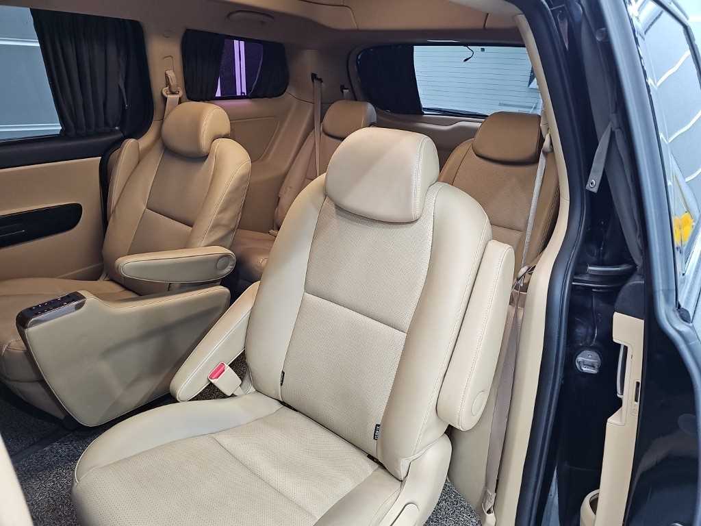 KIA Carnival - Vista 12