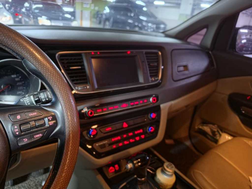 KIA Carnival - Vista 5