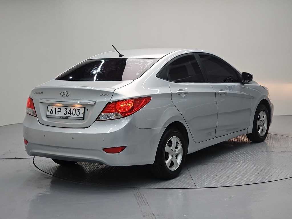 HYUNDAI Accent - Vista 4
