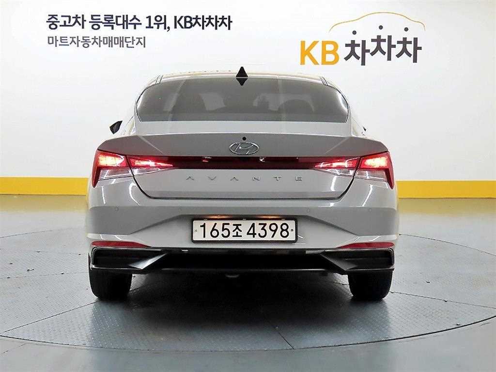 HYUNDAI Avante - Vista 3