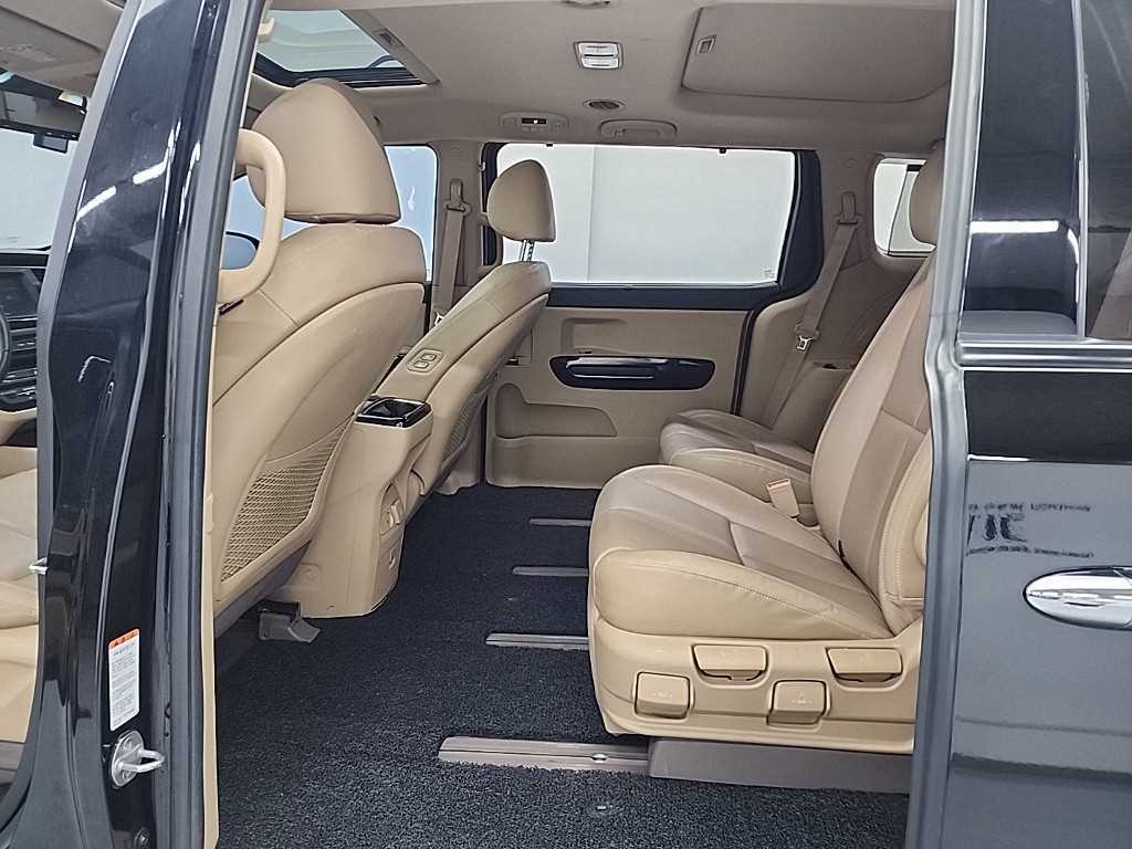 KIA Carnival - Vista 12
