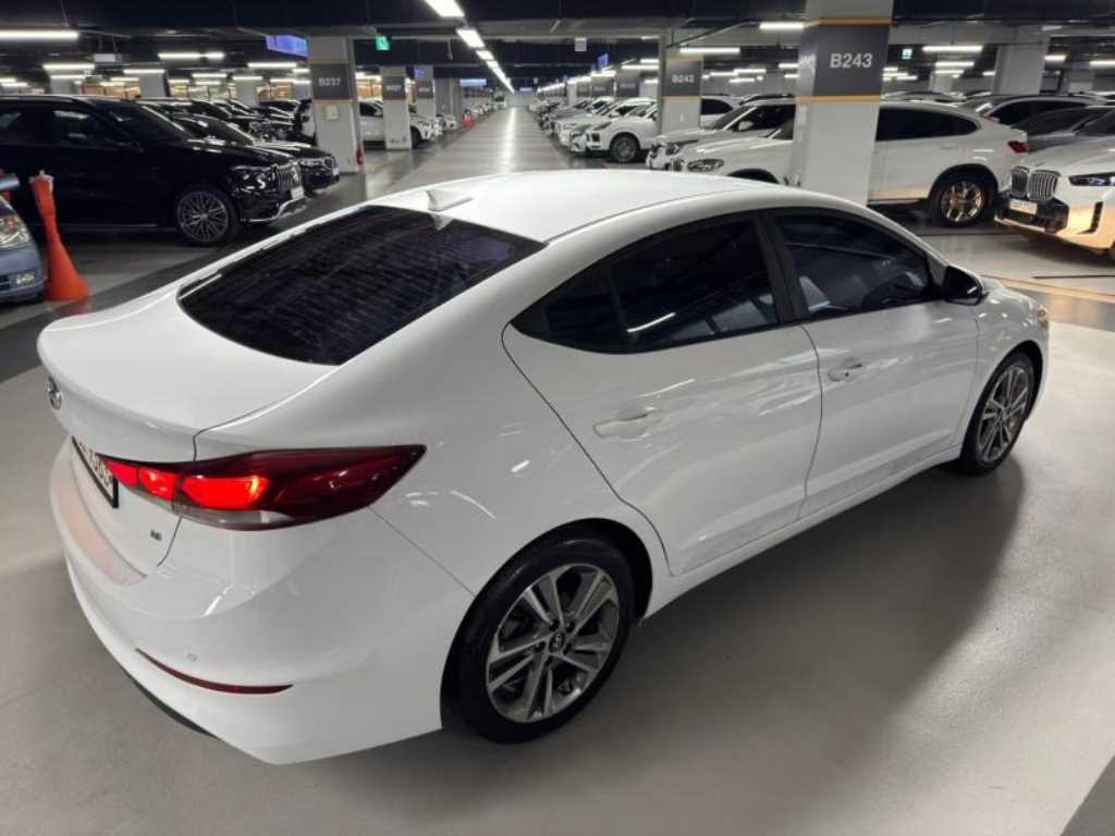 HYUNDAI Avante - Vista 5