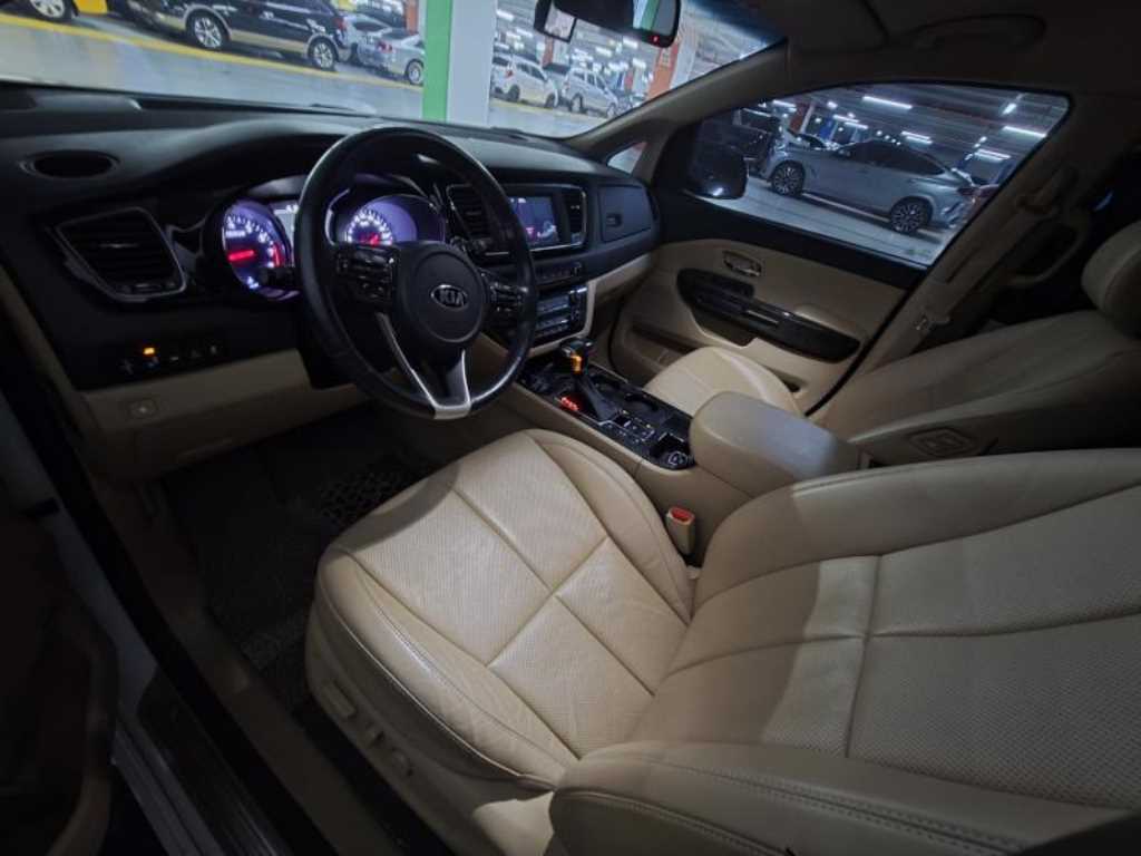 KIA Carnival - Vista 10