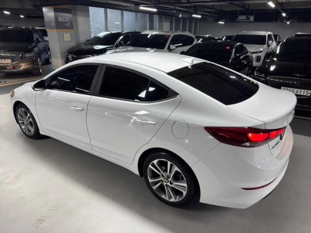 HYUNDAI Avante - Vista 3