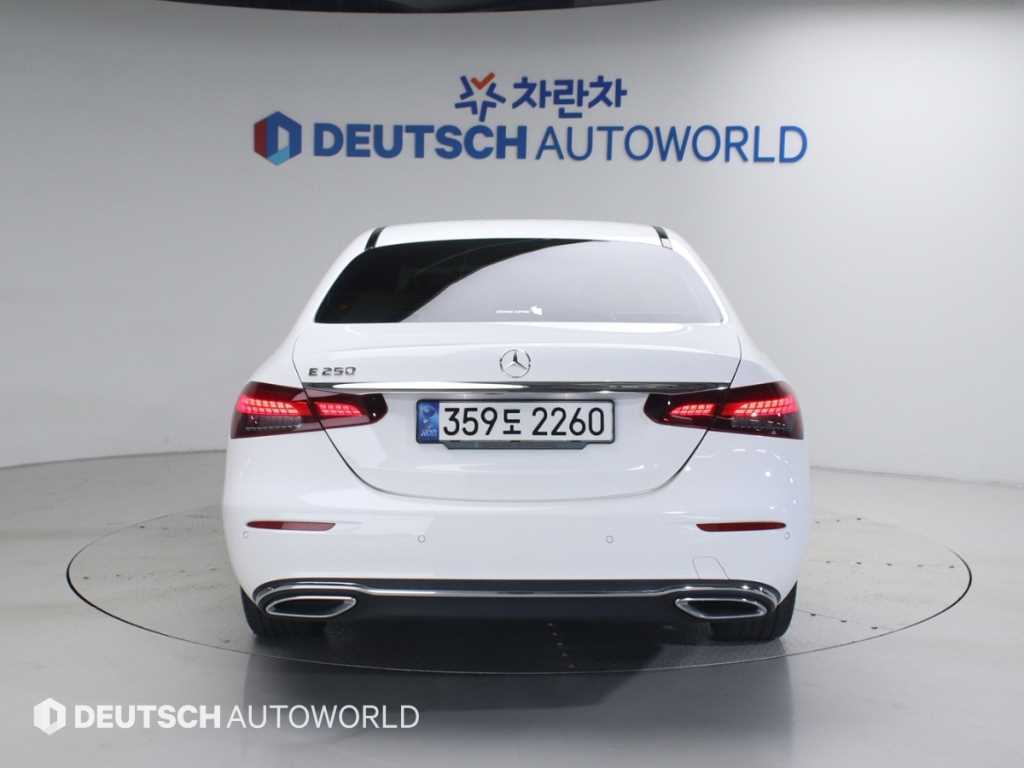Mercedes Benz E class - Vista 4