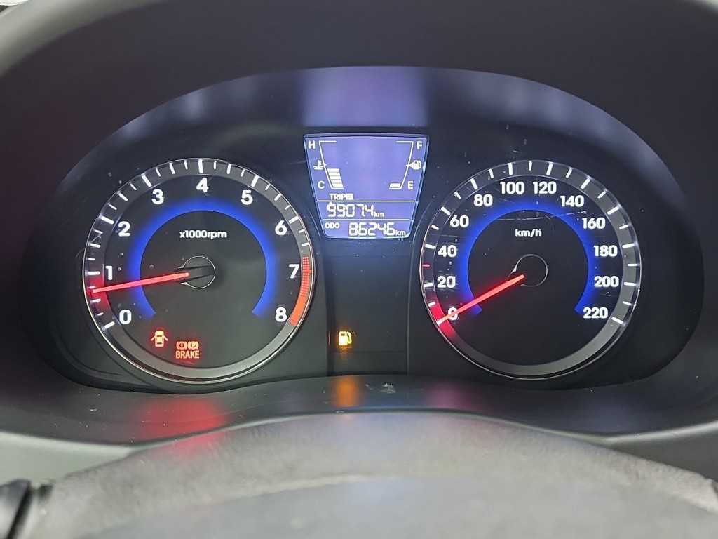 HYUNDAI Accent - Vista 6