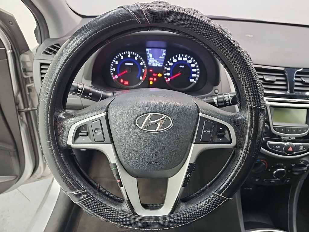 HYUNDAI Accent - Vista 9