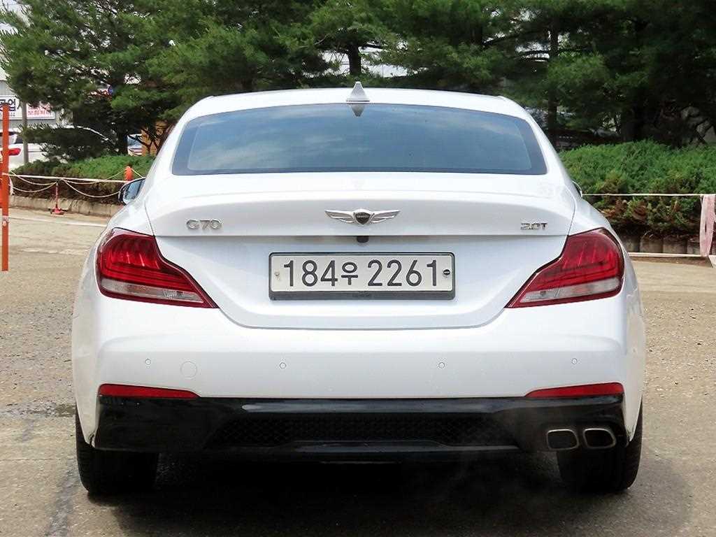 Genesis G70 - Vista 4