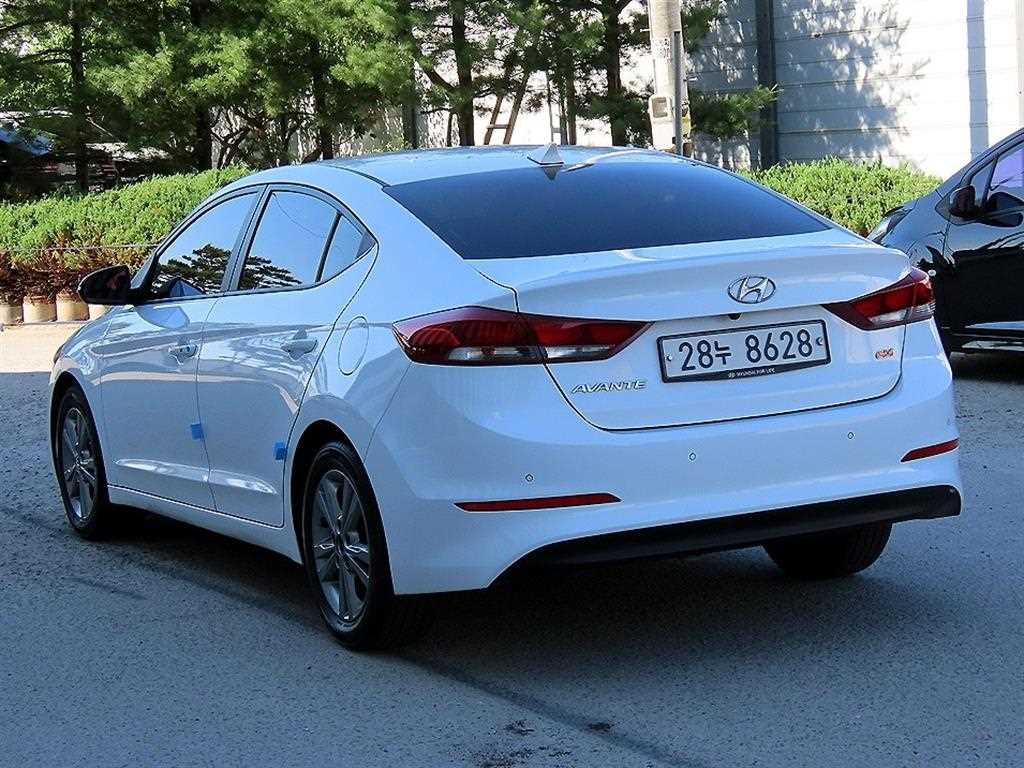 HYUNDAI Avante - Vista 3