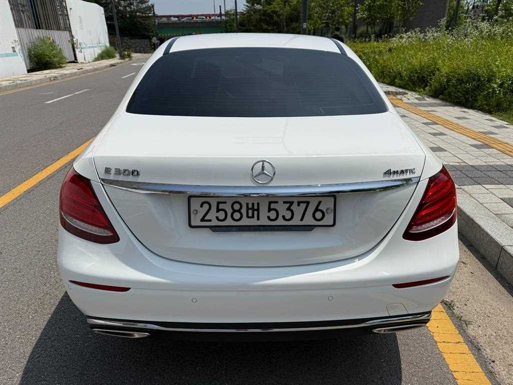 Mercedes Benz E class - Vista 4