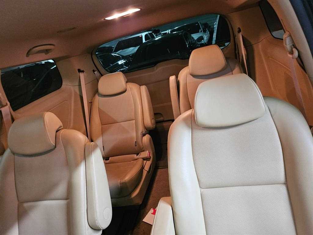 KIA Carnival - Vista 5