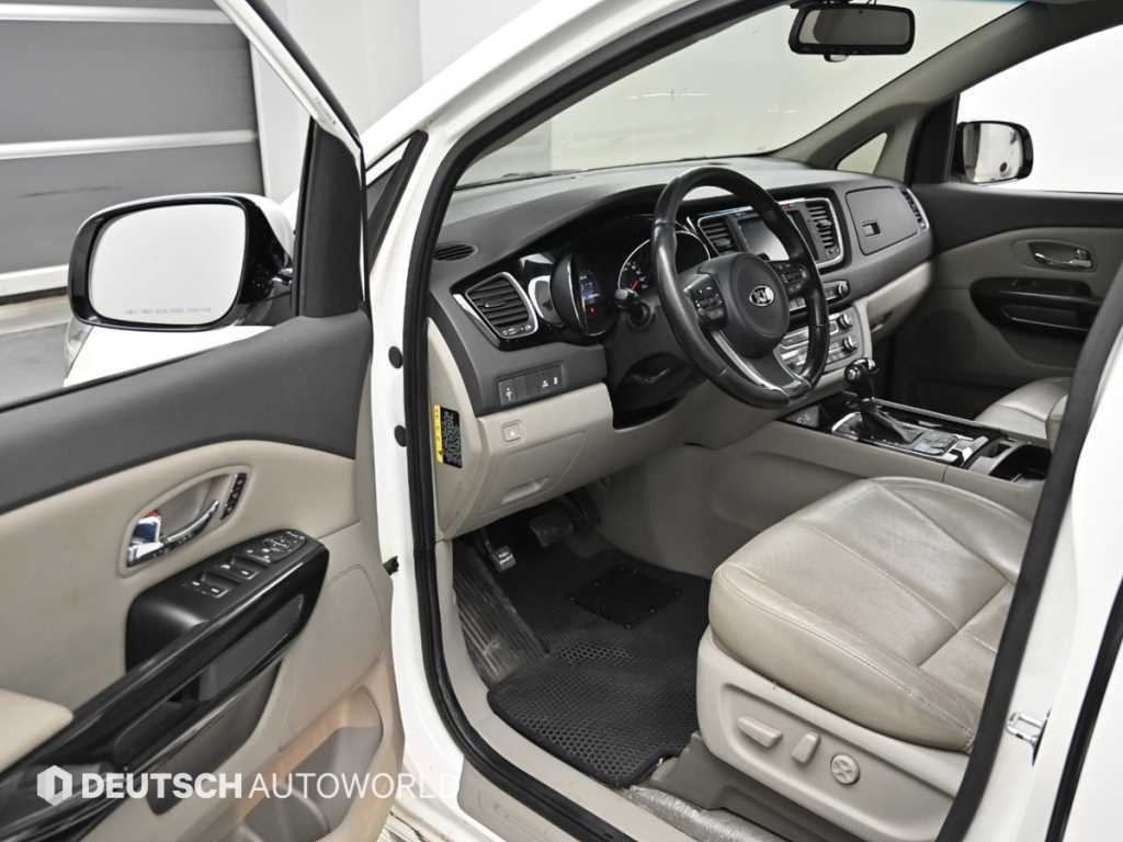 KIA Carnival - Vista 11