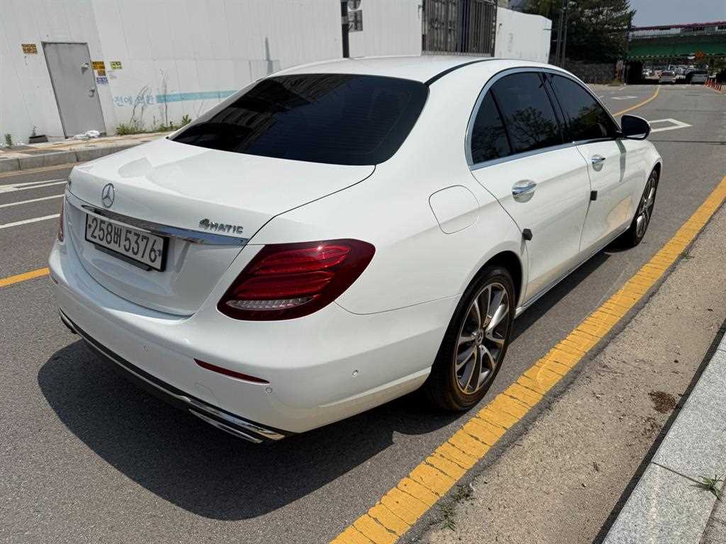 Mercedes Benz E class - Vista 3
