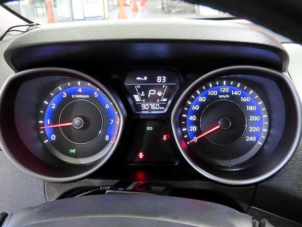 HYUNDAI Avante - Vista 9