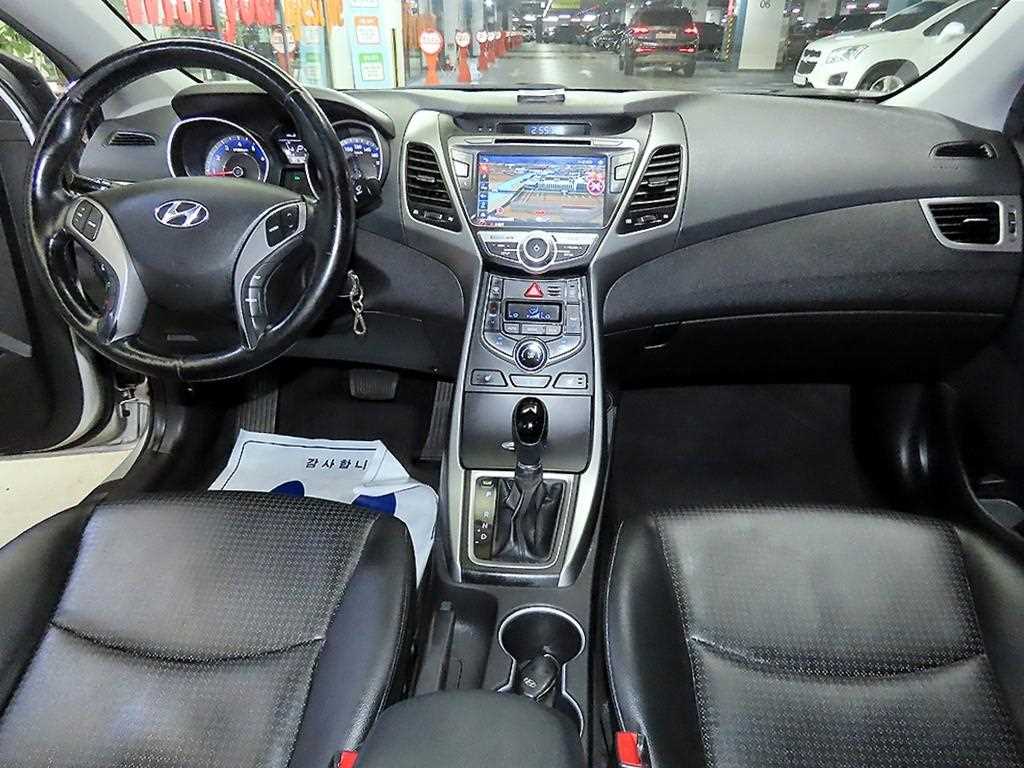 HYUNDAI Avante - Vista 10