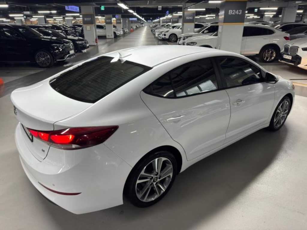 HYUNDAI Avante - Vista 5