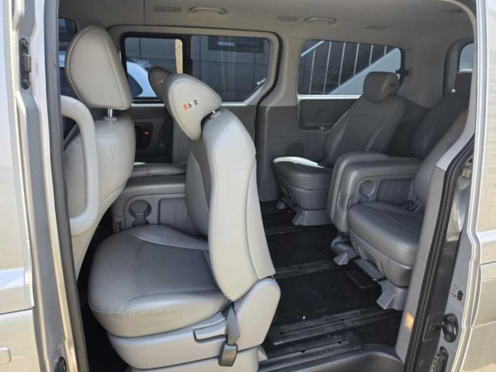 HYUNDAI Starex - Vista 4
