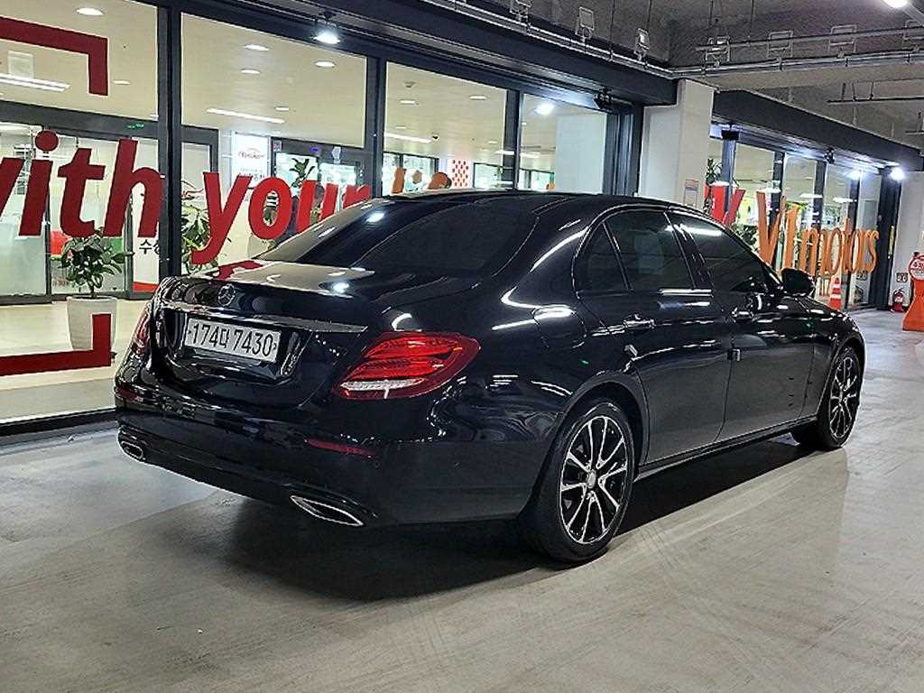 Mercedes Benz E class - Vista 4
