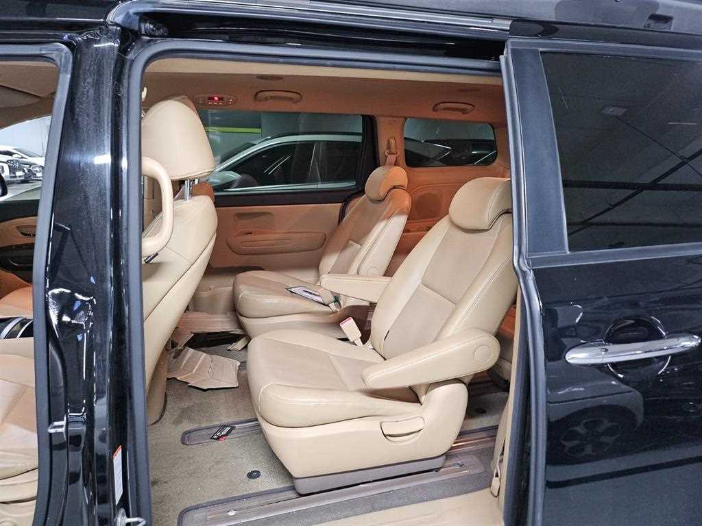 KIA Carnival - Vista 4