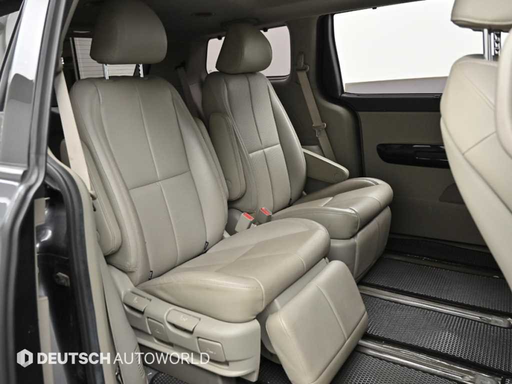 KIA Carnival - Vista 12