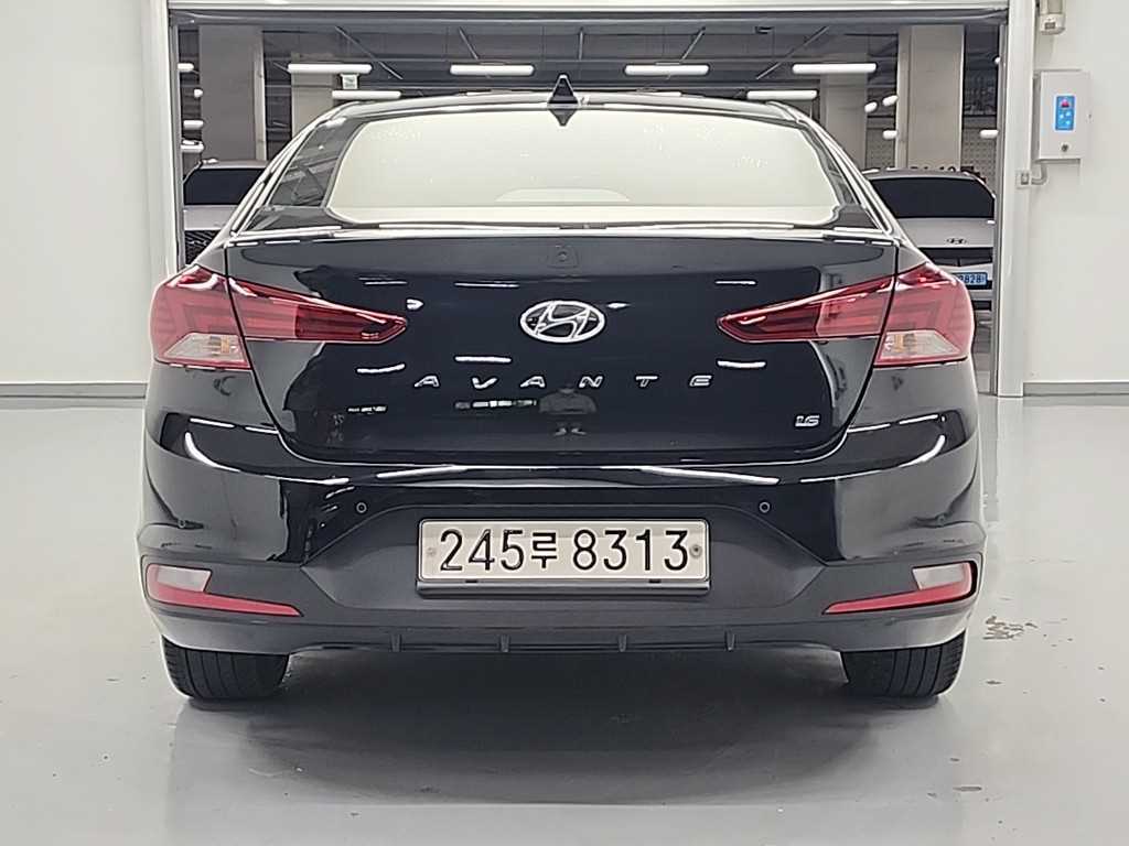 HYUNDAI Avante - Vista 3