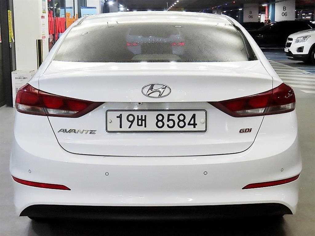 HYUNDAI Avante - Vista 5