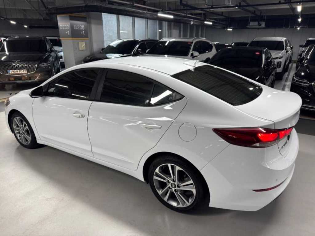HYUNDAI Avante - Vista 3