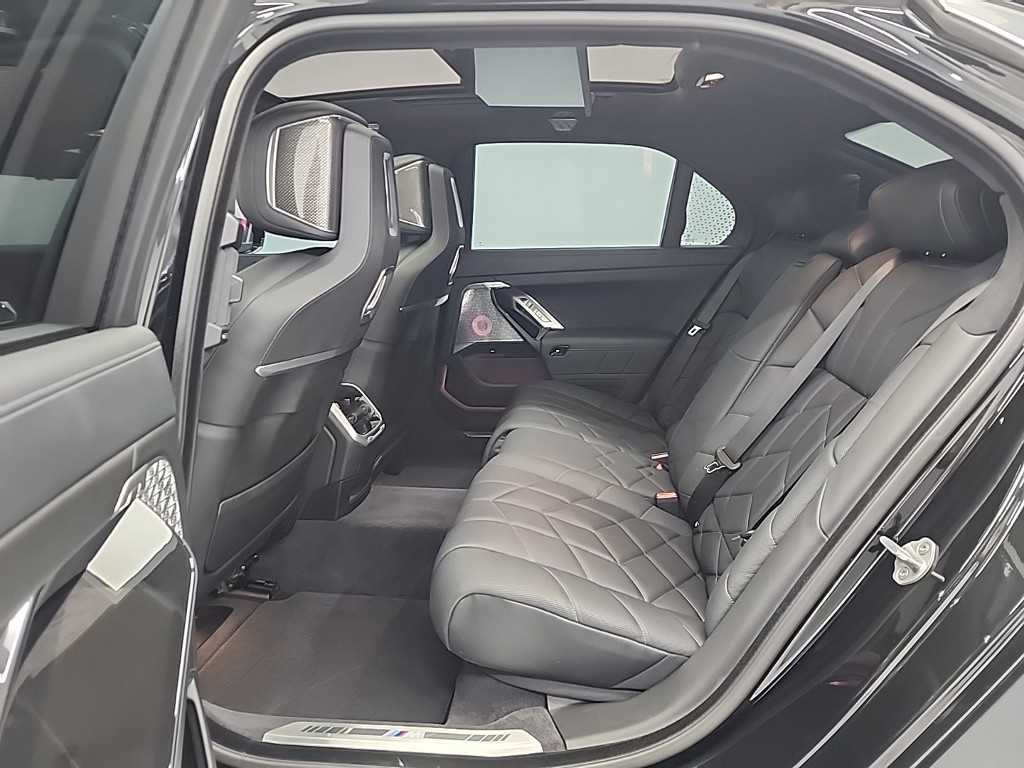 BMW i7 - Vista 12