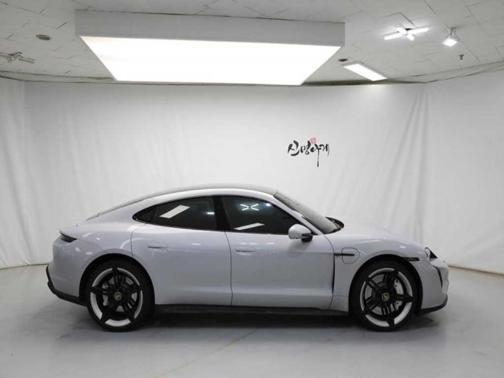 Porsche Taycan - Vista 3