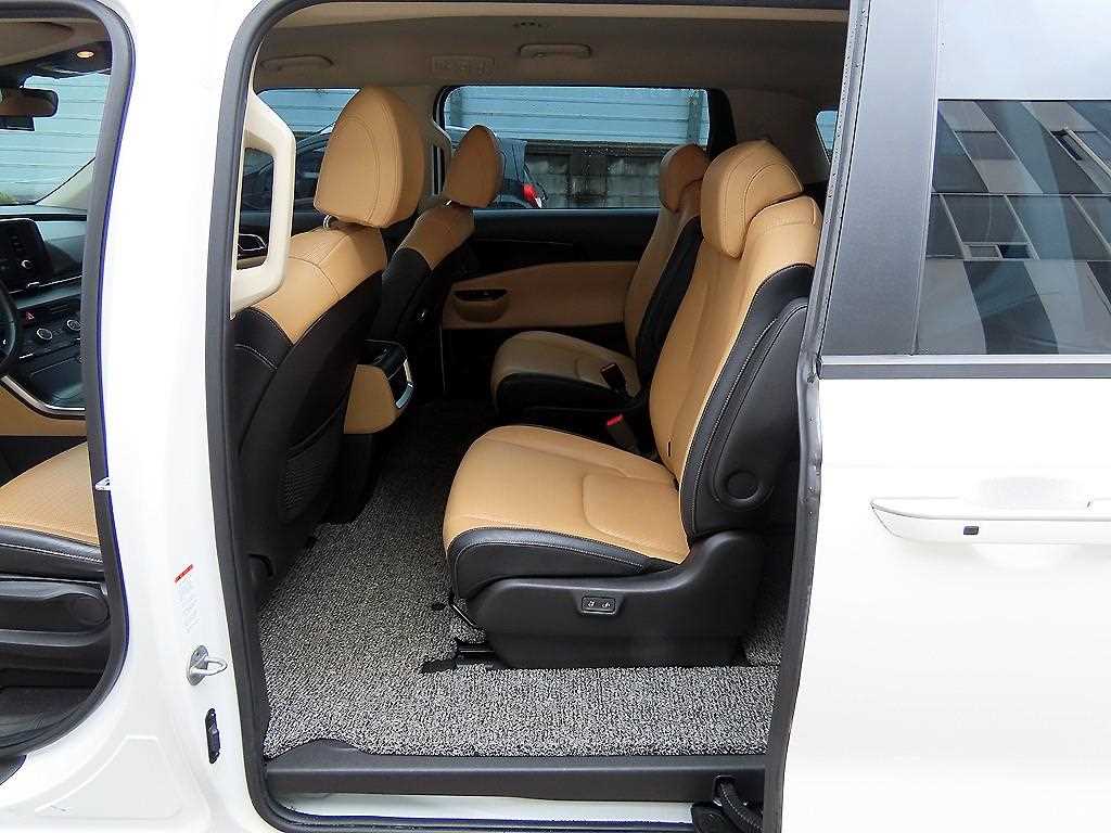 KIA Carnival - Vista 6