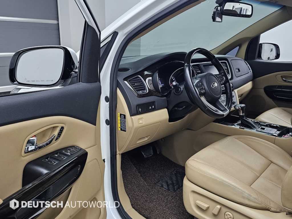 KIA Carnival - Vista 11