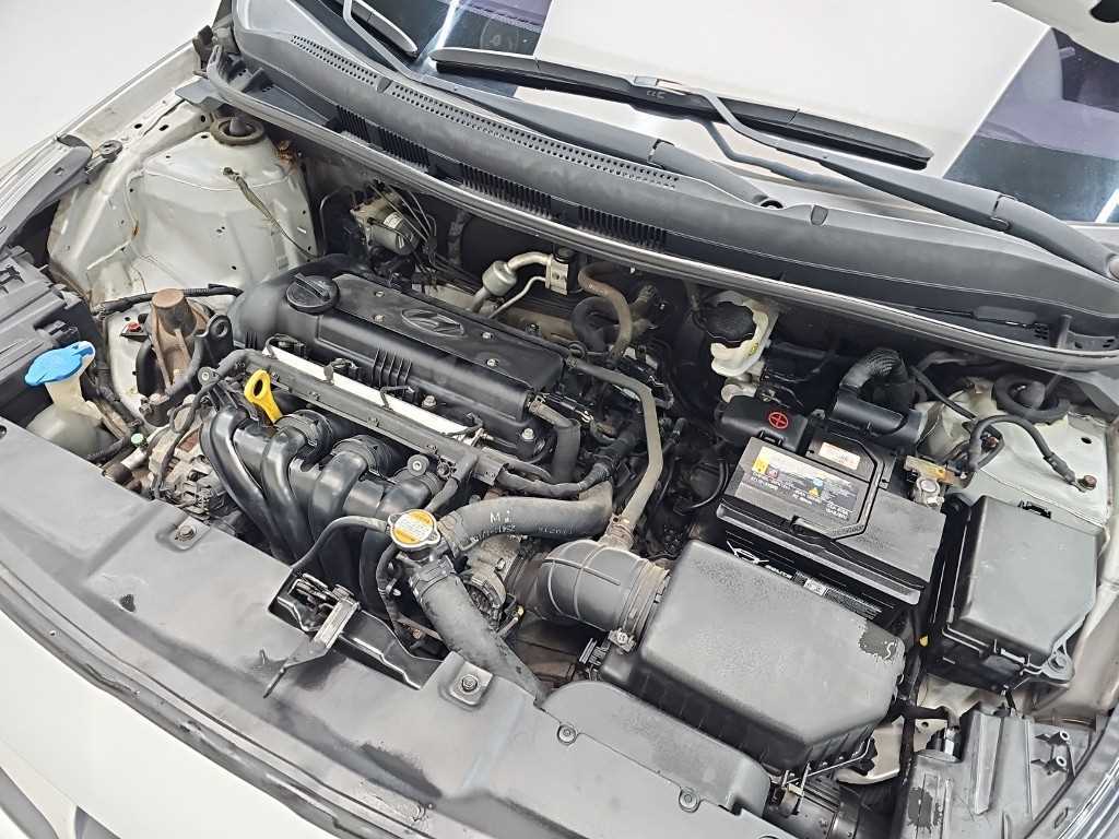 HYUNDAI Accent - Vista 5