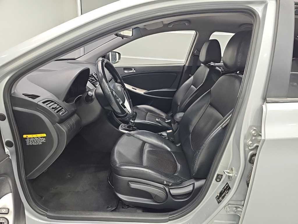 HYUNDAI Accent - Vista 11