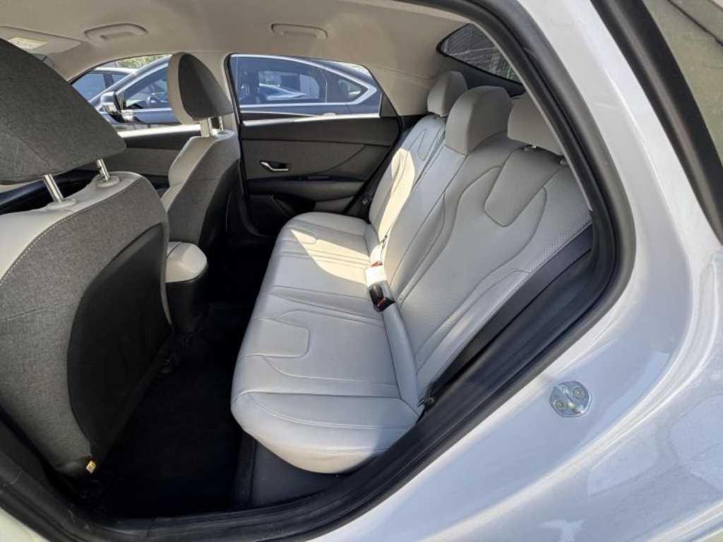 HYUNDAI Avante - Vista 12