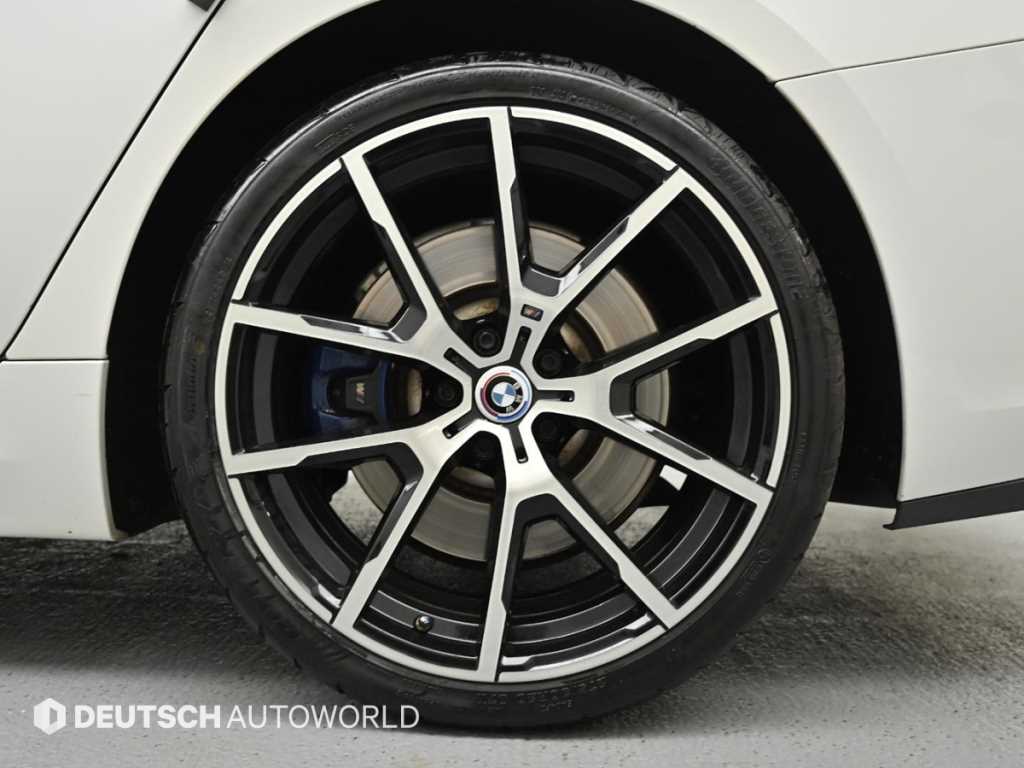 BMW 8 Series - Vista 5
