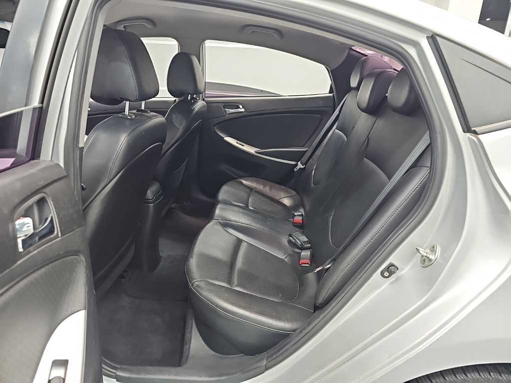 HYUNDAI Accent - Vista 12
