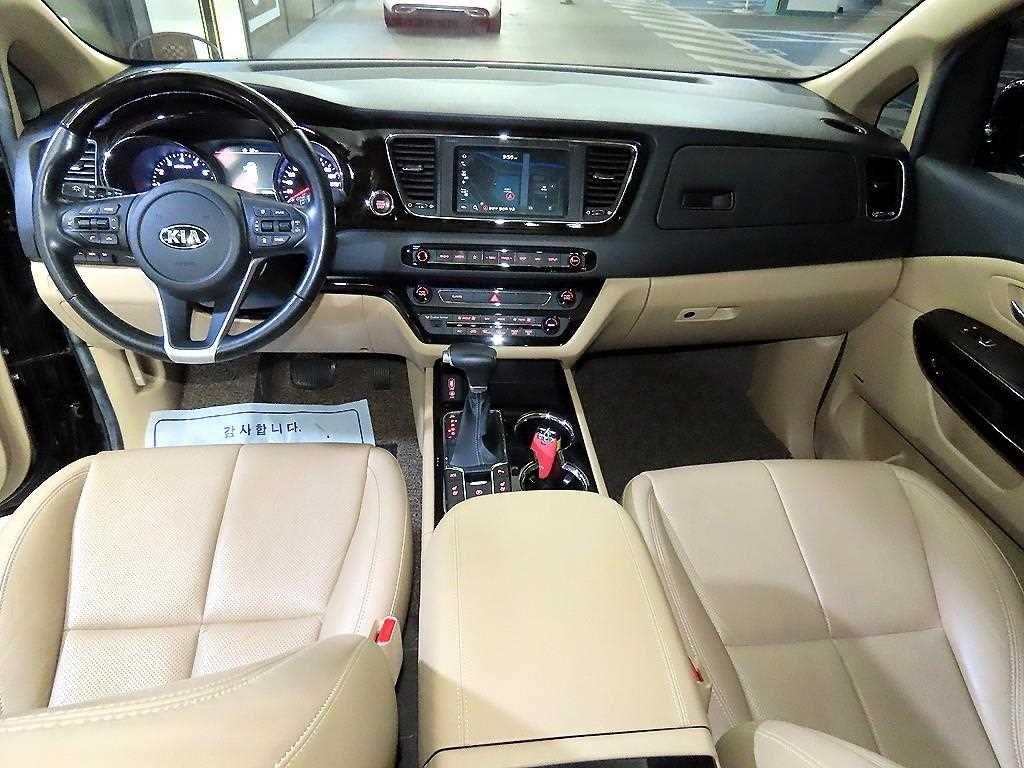 KIA Carnival - Vista 10